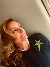 Load image into Gallery viewer, Green star sweatshirt